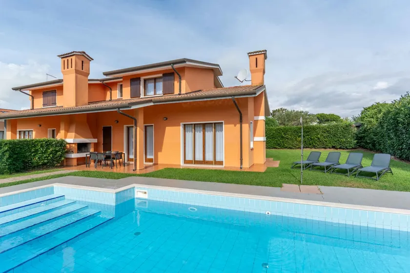 Vacation home with air conditioning, garden and pool - Image 1