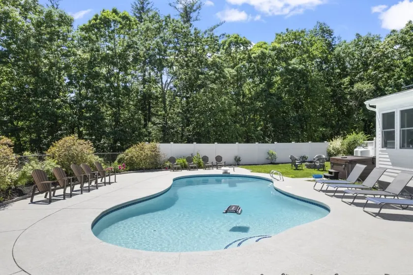 Maine Pondfront Home Sleeps 22 - Pool & Hot Tub - Image 1