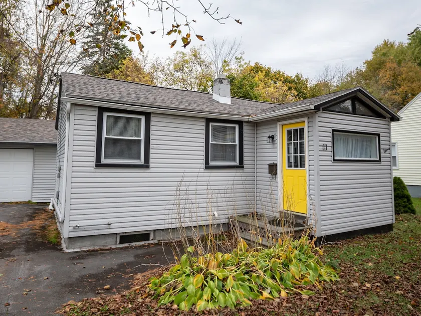 Cute modern 2 bd in New Hartford - Image 1