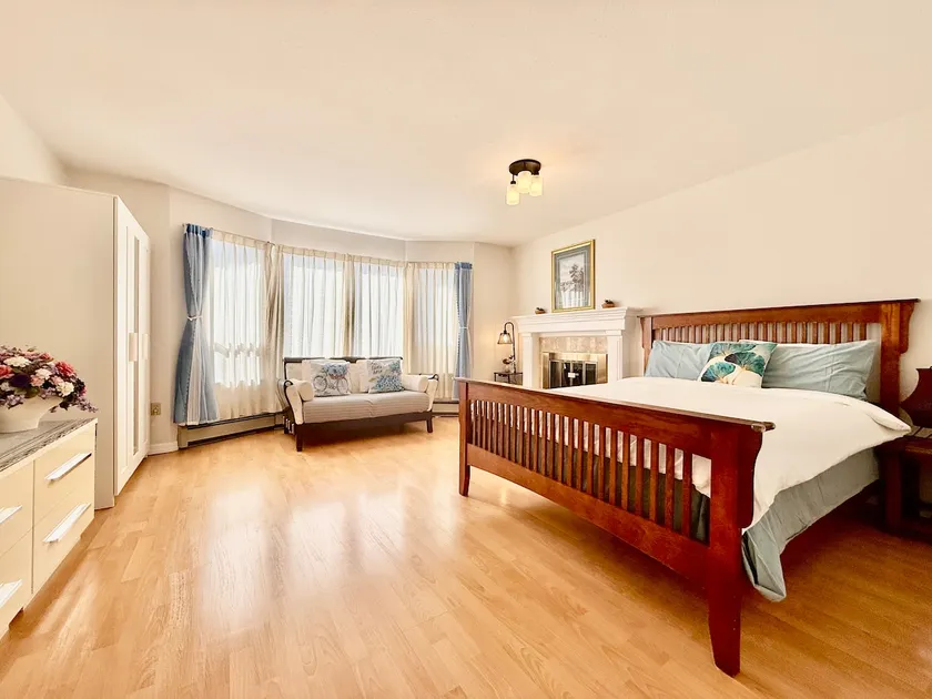 Burnaby Metrotown Cozy 3 Bedroom Suite Walk to Skytrain and Malls - Image 1