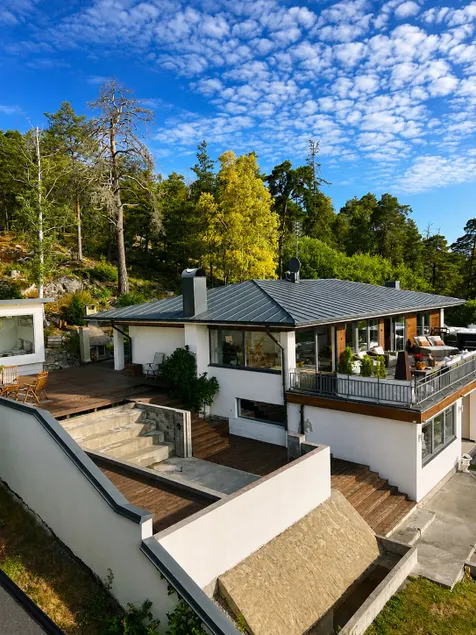 Exclusive house with large terrace, hot tub & lake view - Image 1