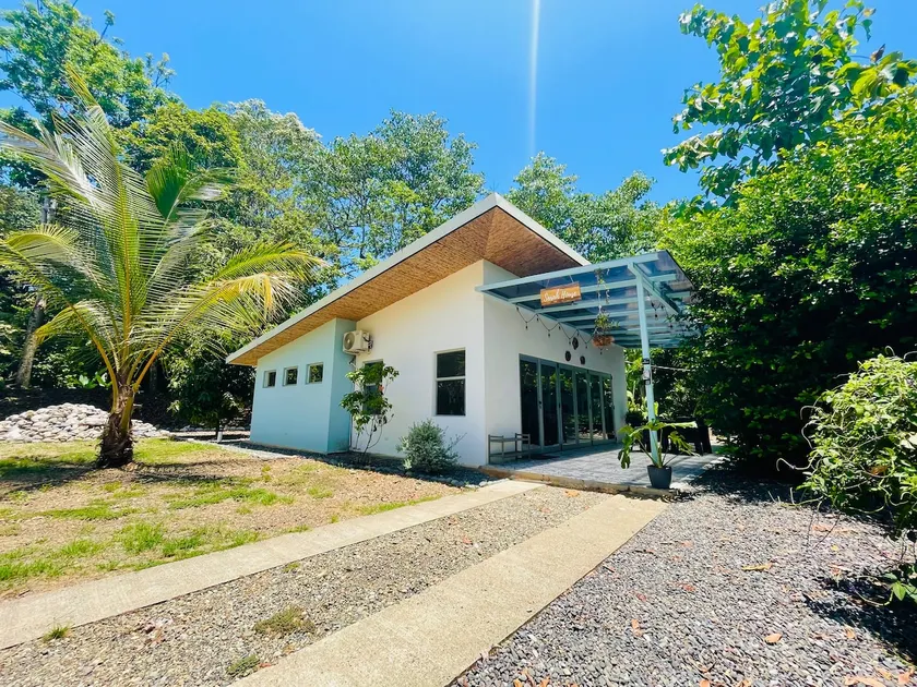 Sarah’s House | Birds of Paradise Uvita - Image 1