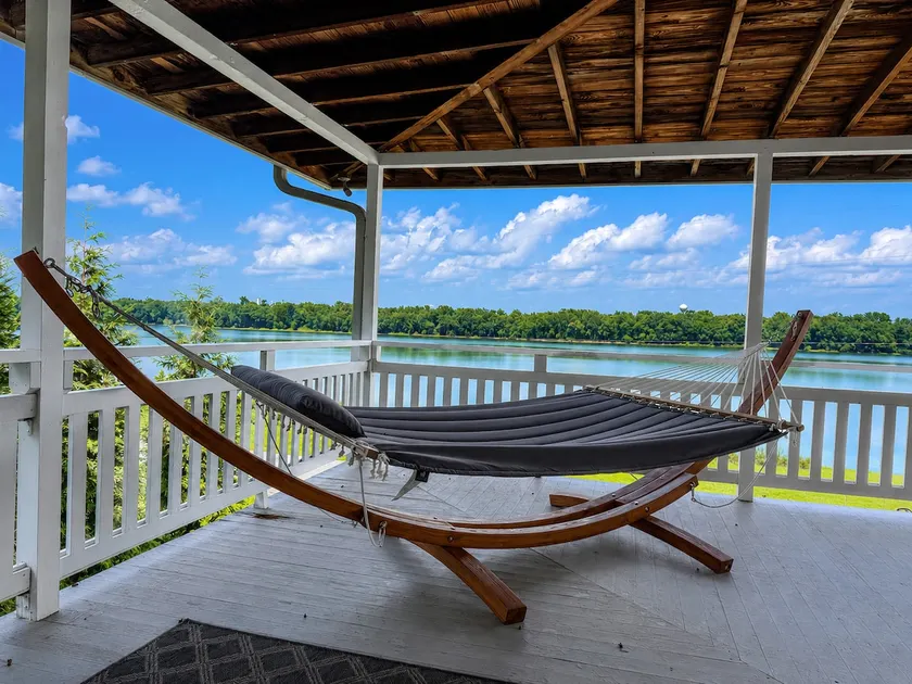 Tuscan River Retreat with Scenic River Views - Image 1