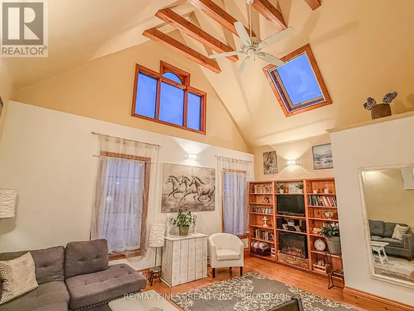 Spacious Downtown Loft - Image 1
