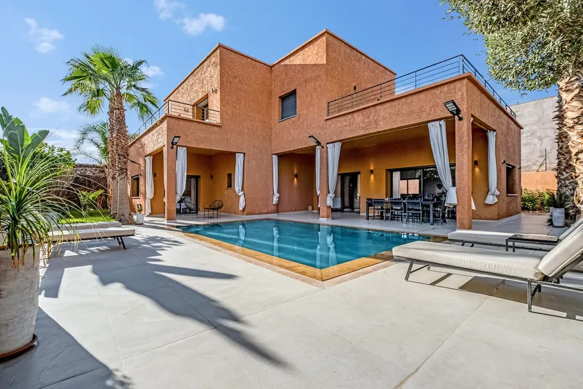 Spacious 4-bedroom villa with swimming pool - Image 1