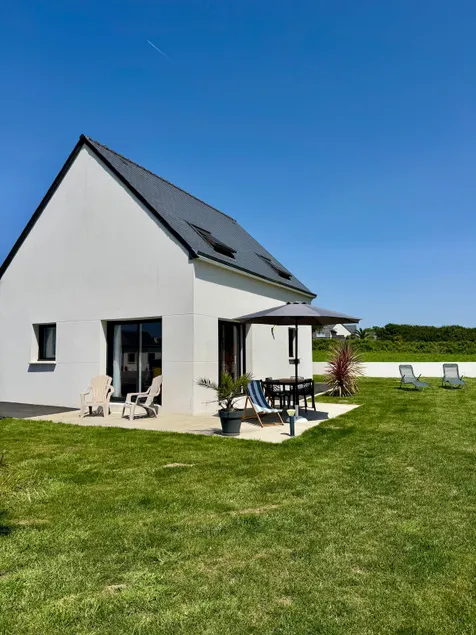 A salty break. House & garden • near the sea - Image 1