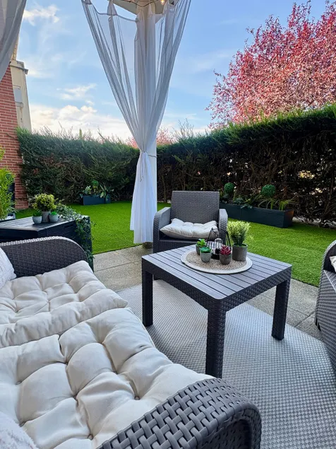Lounge with its garden and pool in Toulouse - Image 1