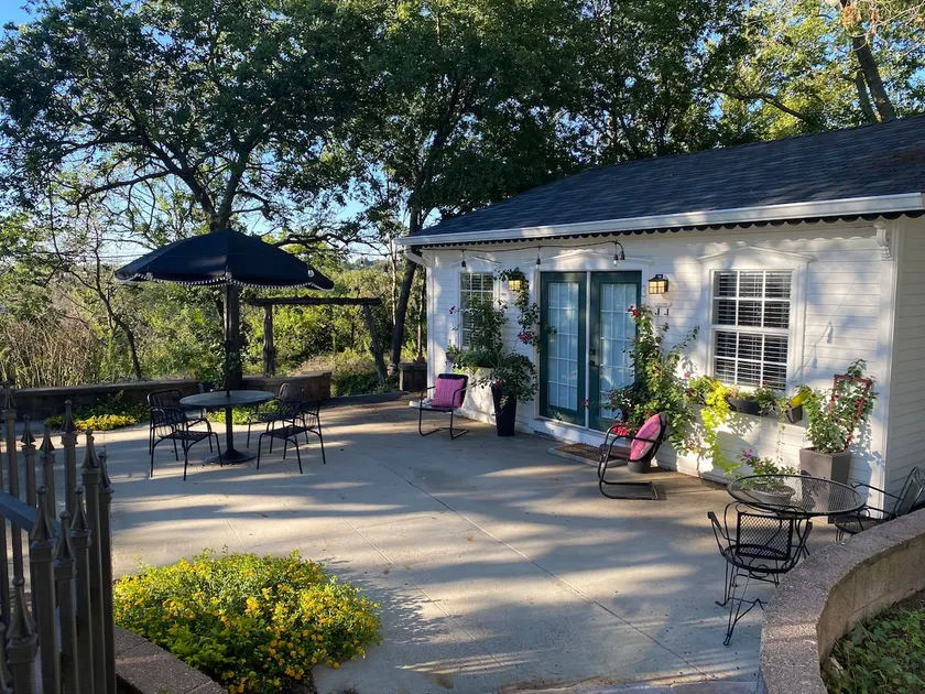 Top of the Hill-Cozy 1 bed/1 bath cottage, less than one mile to downtown. - Image 1