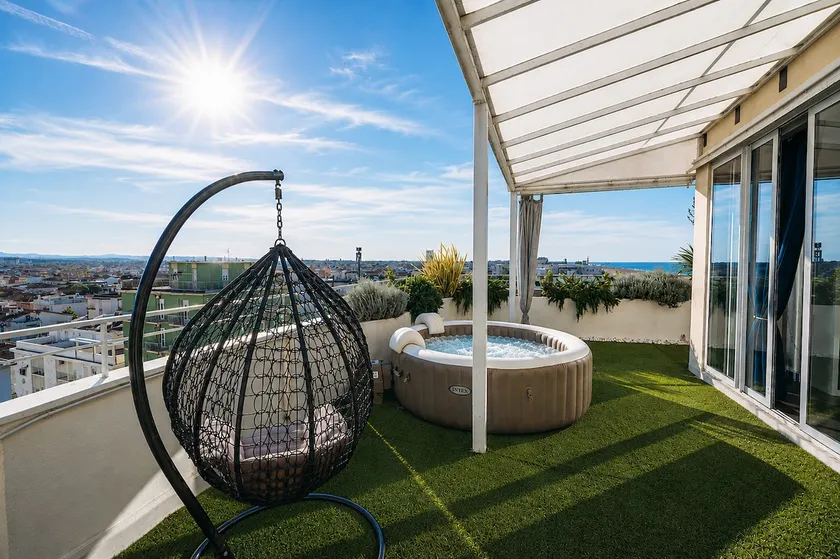 Luxury Suite Attic Sea-front - Image 1