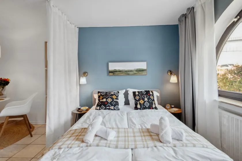 Studio Apt | Ground Floor | Queen Bed – ZachaStay - Image 1