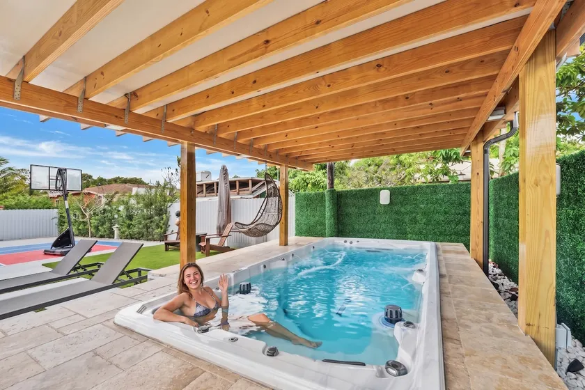 Sunshine 6BR Villa • Jacuzzi/Chill Yard/Games - Image 1