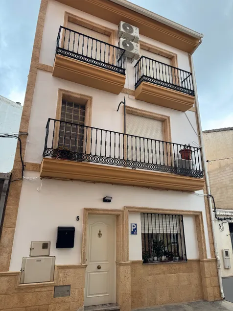 Centrally located house in Turís - Image 1