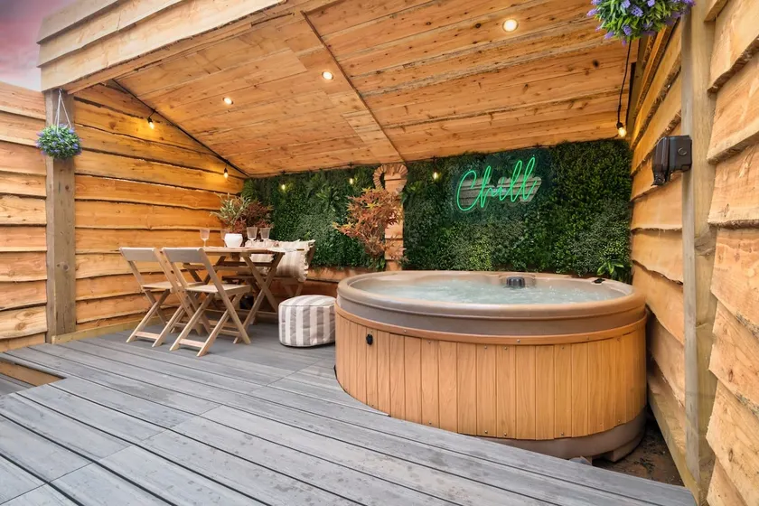 Robins Retreat, HotTub,WiFi, Pet Friend & Parking - Image 1