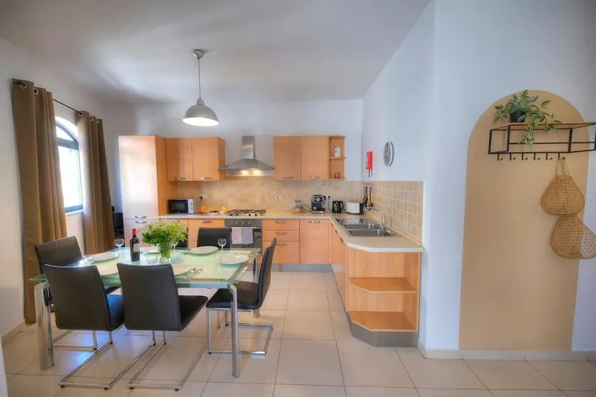 St Julians lovely 3 bedrooms by Homely - Image 1