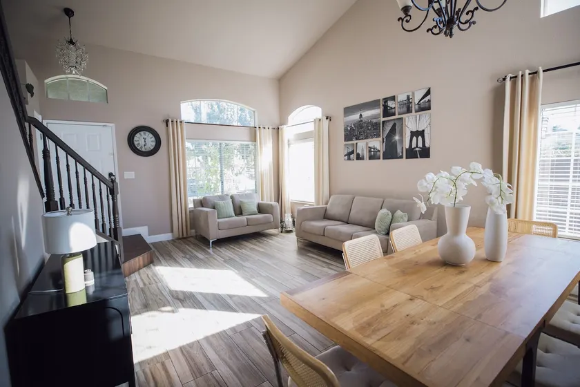 Travelers Dream! Large Home, Huge Yard, Style & Comfort - Image 1