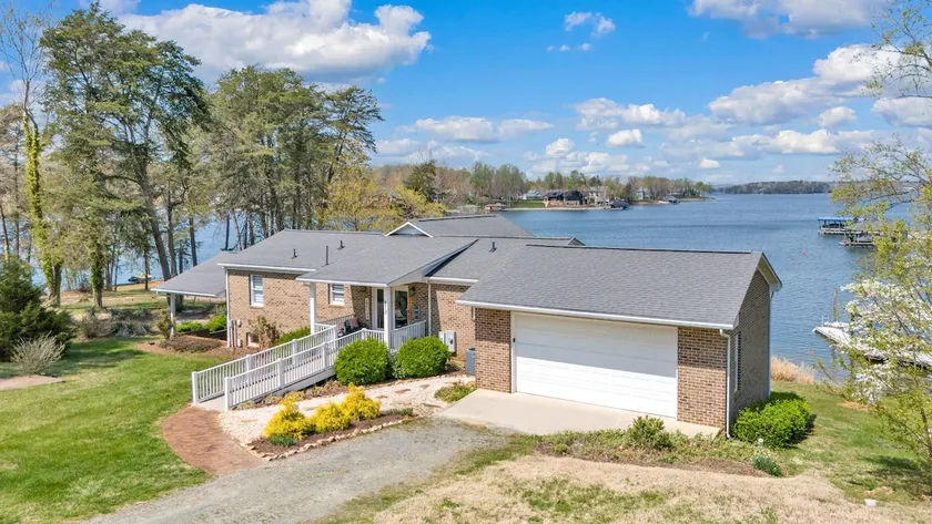 True Lakefront, Easy Water Access, Dock, Hot Tub, Sleeps 12 - Image 1