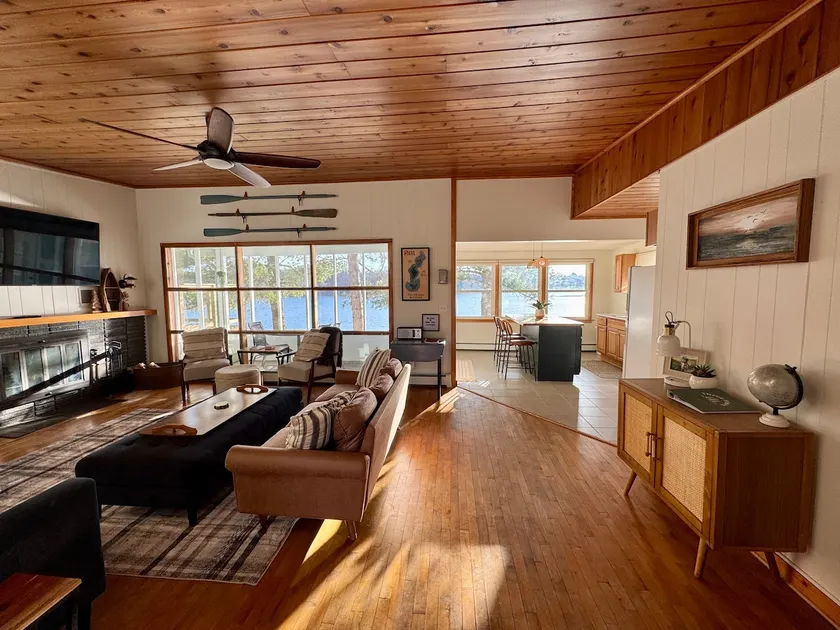 Peaceful Lakehouse Vacation just 30 minutes from The Dells! - Image 1