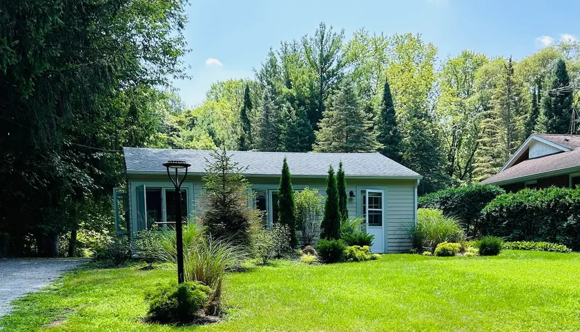 Updated, bright, and peaceful cottage in Lakeside - Image 1