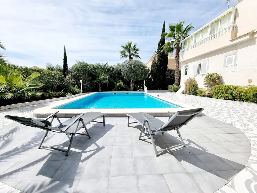 House with private pool - Image 1