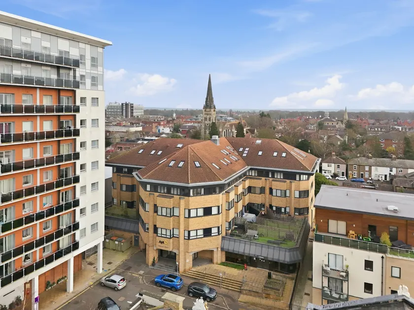 Serviced Central Flat with Parking and fast WI-FI - Image 1