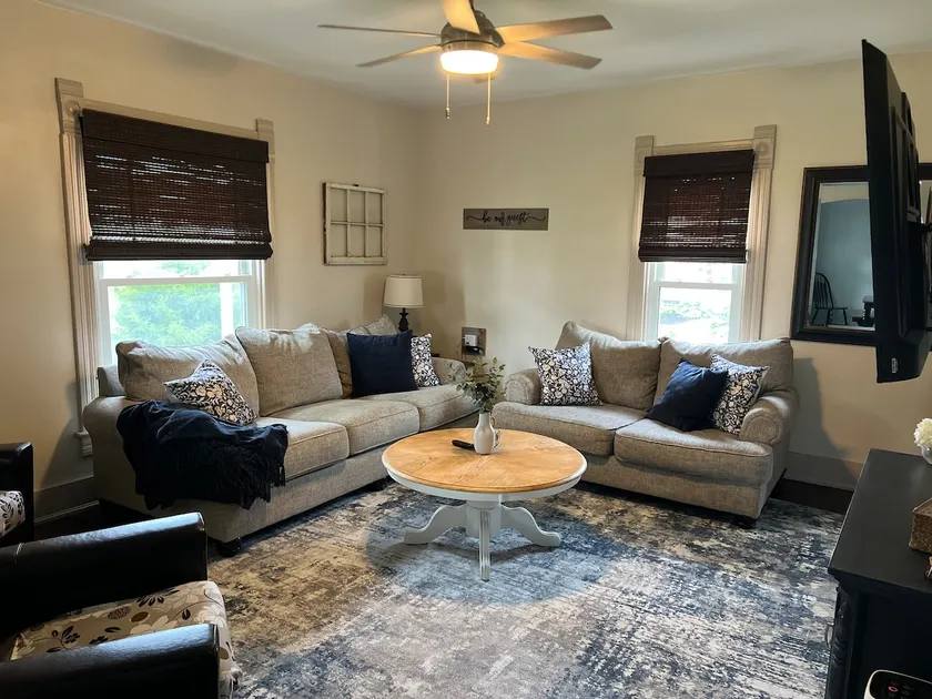 Large Renovated Historical House on Mohican Strip - Image 1
