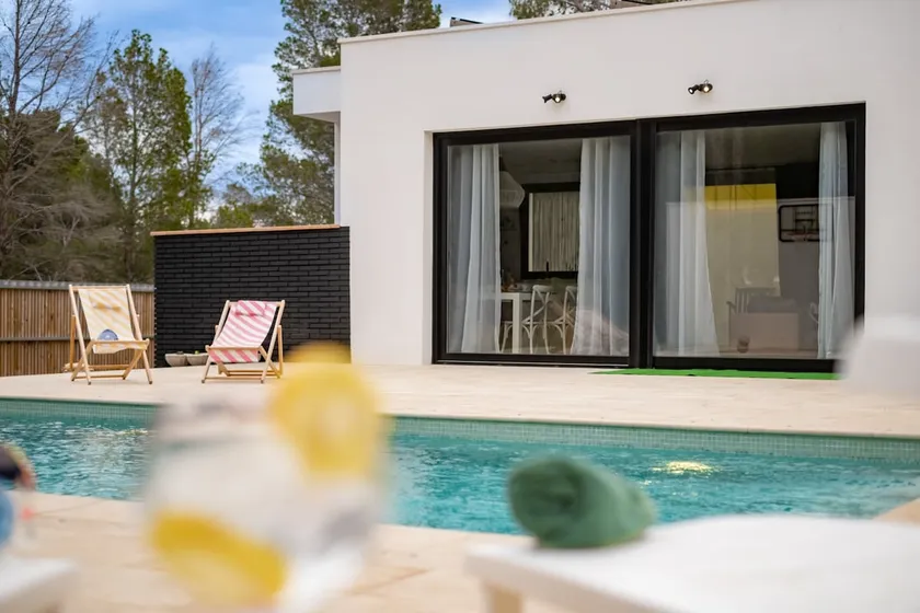 Family House Private Pool Barbecue Eclipse 2026 - Image 1