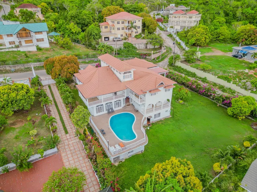 5-Star Oceanview 3BR Villa w/Pool, Chef & Driver - Image 1