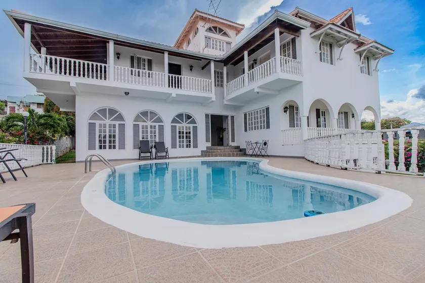 Ocean-view villa with private pool near beach - Image 1