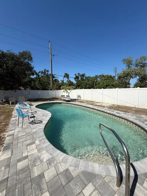 Cozy Chic Pool House 4 bed 2 bath sleeps 7 - Image 1
