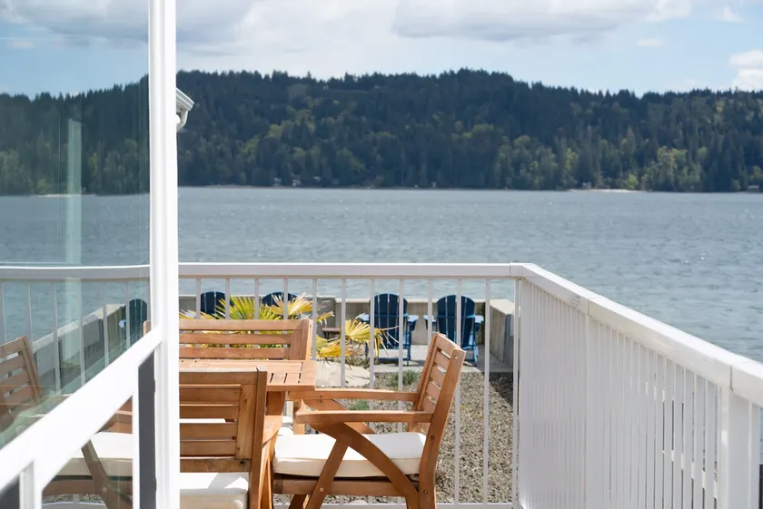 Waterfront Kraken Cabin in Downtown Hoodsport - Image 1