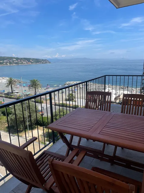 Apartment with a terrace facing the sea - Image 1