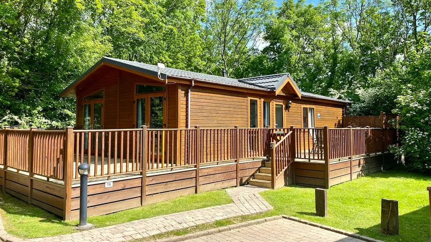 Devon Comfort Lodge with Hot Tub - Spa Resort in Devon - Image 1