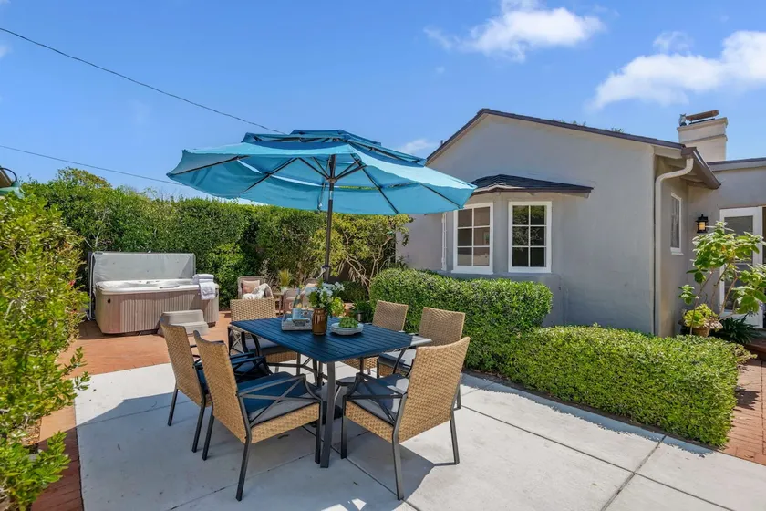 Spacious retreat mere minutes from Butterfly Beach - Image 1