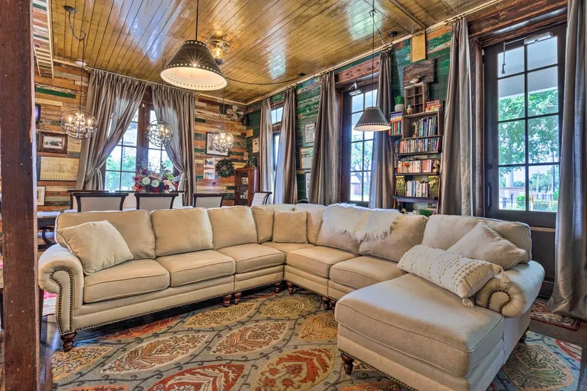 ”Grand Retreat: Spacious Estate Expansive Deck - Image 1