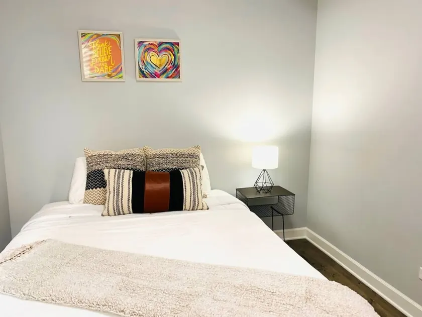 Charming 3BR Condo, King Bed, Free Parking - Image 1