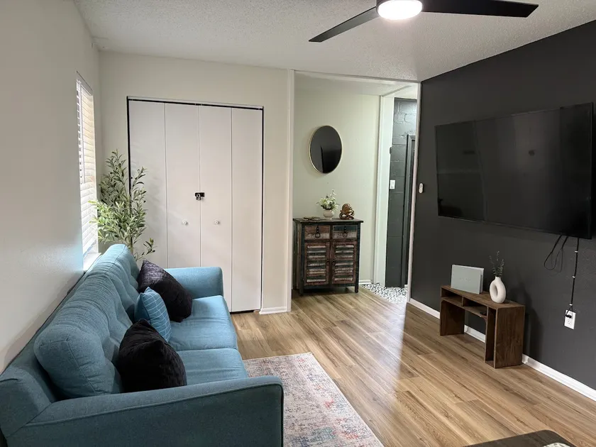 Pet Friendly Studio with Private Patio - Image 1
