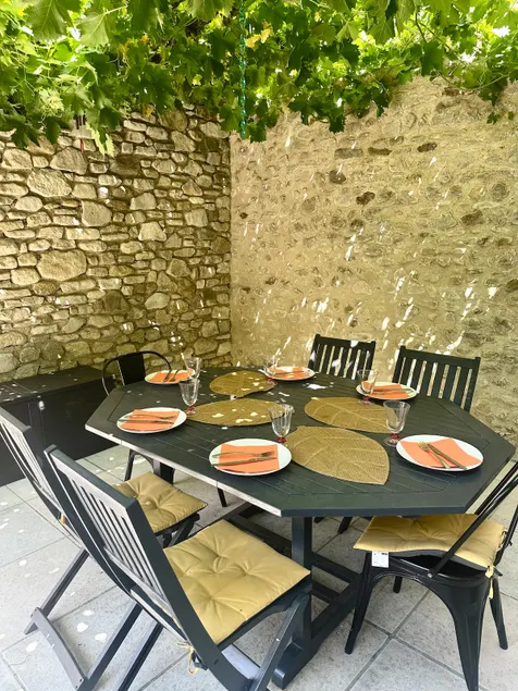 Air-conditioned stone house with a small garden – sleeps 6 - Image 1