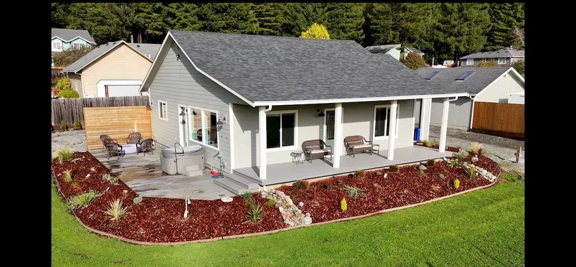 Beautiful House with Hot Tub in Sunny Blue Lake - Image 1