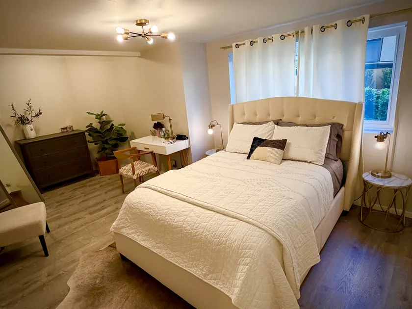Comfy Seattle Maple Leaf Apartment + Parking - Image 1