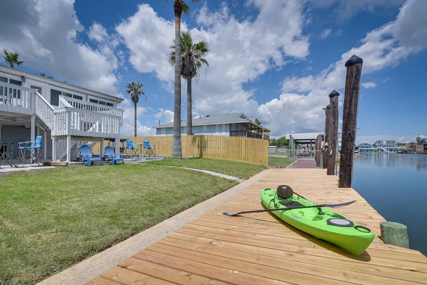 4 Mi to Galveston Beach: Bayside Getaway w/ Deck - Image 1