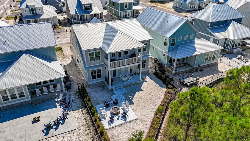 Four Separate En-suites, Fenced Yard, Gas Fire Pit - Image 1
