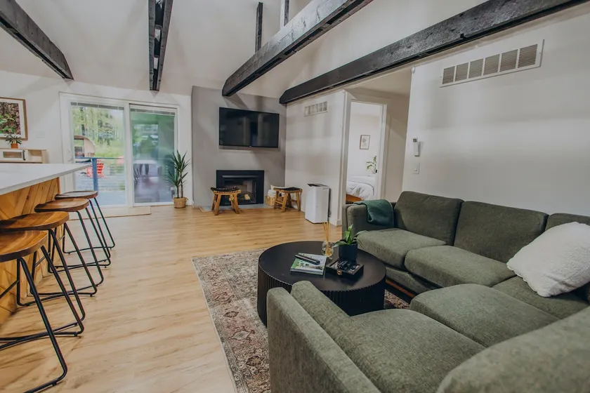 Newly renovated, w/hot tub and sauna in Poconos - Image 1