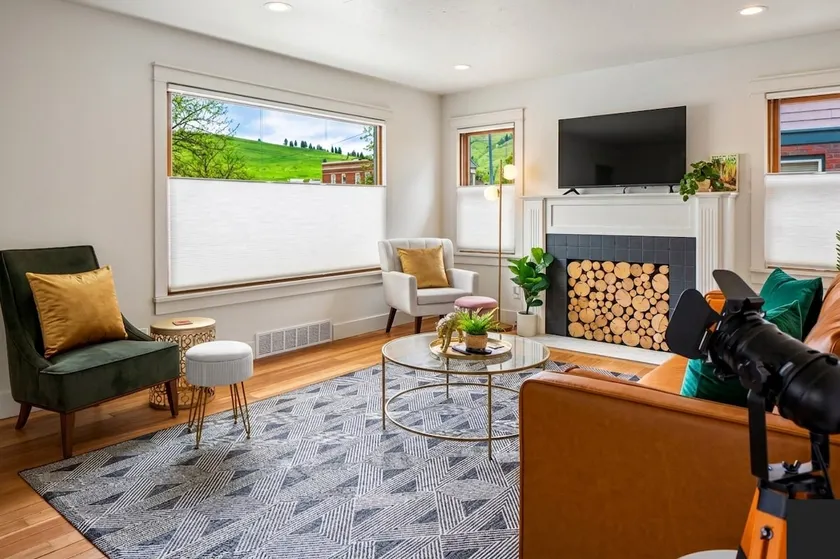 Best Location Downtown - Clean and Bright Bungalow - Image 1
