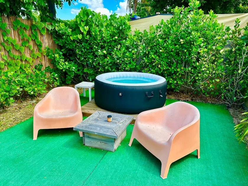 Retro Romantic Hot Tub King Bed Getaway - Image 1