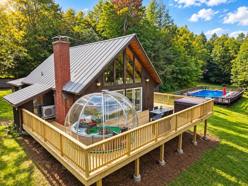 White Holiday Cozy Chalet W Hot Tub bubble room and pool - Image 1