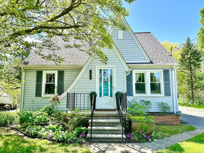 Happy Bungalow. Historic, Cozy, Walk to Town! - Image 1
