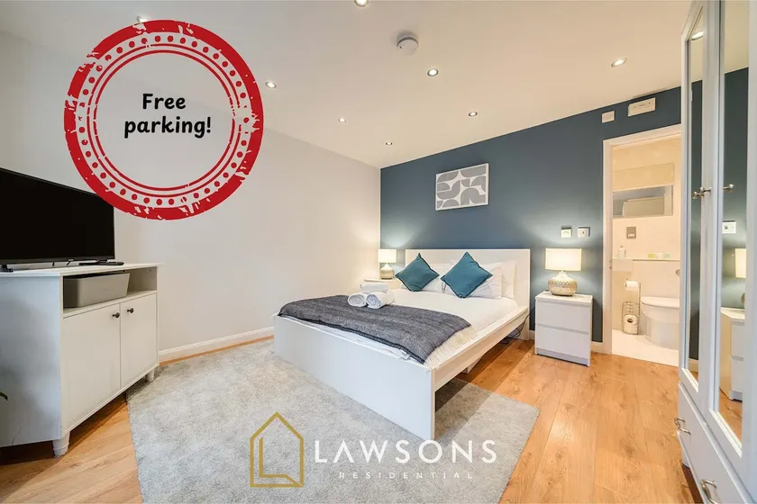 2BR House, Walk to Windsor Castle, Parking for 1 - Image 1