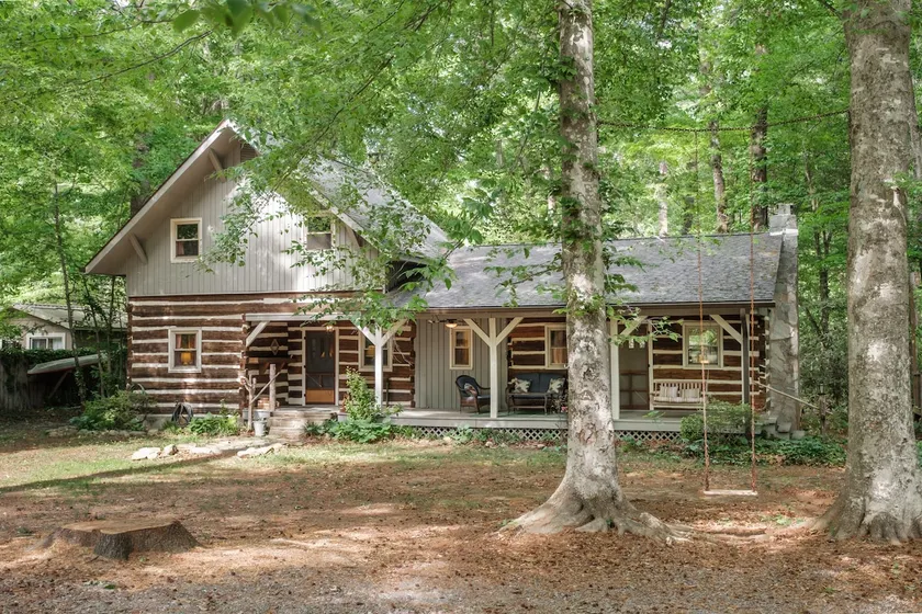 Flora Cabin - Image 1