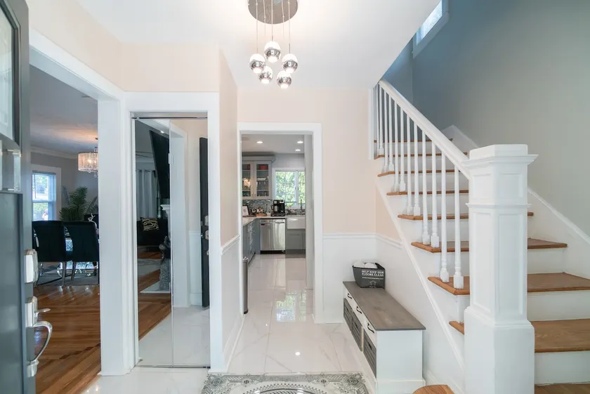 15 Mins to UBS Arena/Hot Tub/Game Room/King Bed - Image 1