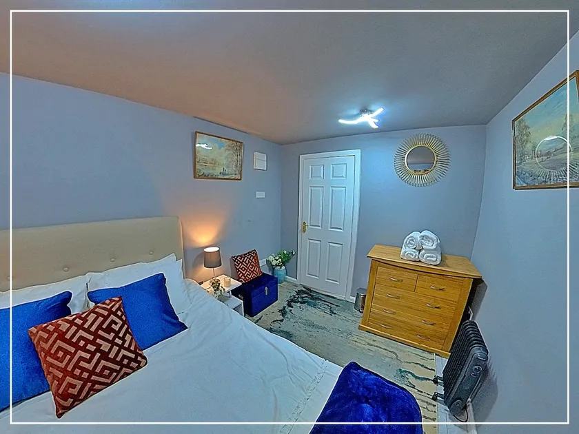 Flat with free Parking in Cheltenham - Image 1